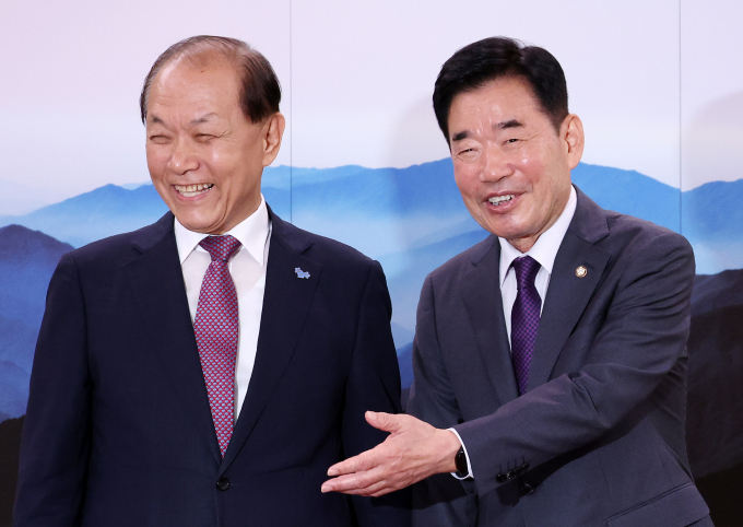 김진표 국회의장이 예방한 황우여 국민의힘 비상대책위원장과 만난 자리에서 "여당은 정부가 잘못할 때는 대통령에게 필요하면 노(NO)라고 분명히 이야기할 수 있어야 한다"고 밝혔다. 사진은 황 위원장(왼쪽)이 20일 서울 여의도 국회에서 김 의장을 예방한 모습. /사진=뉴시스