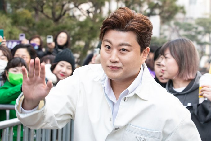 서울 강남에서 접촉 사고를 내고 도주한 가수 김호중(33) 측이 음주운전 혐의를 인정하고 20일 자진 출석해 입장을 표명하려 했으나 출석이 연기됐다고 전했다. 사진은 지난 2월 KBS 설특집 '진성빅쇼 복(BOK), 대한민국' 출연을 위해 1일 서울 영등포구 KBS 신관 공개홀에 도착한 가수 김호중. /사진=뉴스1