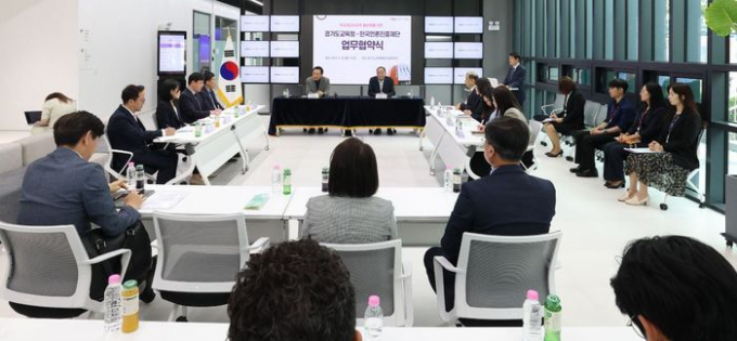 임태희 경기도교육감(가운데 왼쪽)과 김효재 한국언론진흥재단 이사장(가운데 오른쪽)이 20일 학교 미디어 교육활성화를 위한 업무협약식 체결식에 인사말을 하고 있다. / 사진제공=경기도교육청 