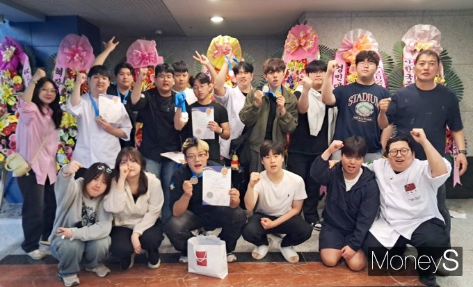  2024년 대한민국 국제요리&제과 경연대회에서 금상 1, 은상 2팀이 입상한 광주대학교 호텔외식조리학과 학생들이 수상을 자축하며 기념촬영을 하고 있다/사진=광주대학교 제공.
