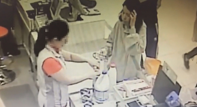 고유정은 2주 동안 범행을 모의한 뒤 전 남편을 제주시에 위치한 펜션에서 살해하고 시신을 유기했다. 사진은 지난 2019년 6월 제주시 한 마트에서 범행도구로 추정되는 일부 물품을 환불하는 고유정의 모습이 찍힌 폐쇄회로(CC)TV 영상. /사진= 제주동부경찰서 제공 