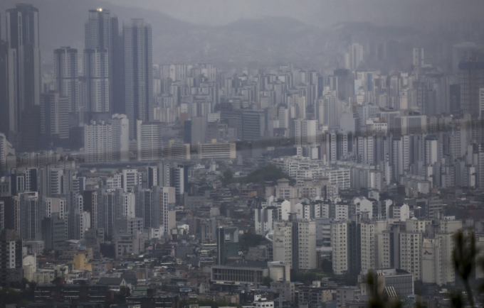 정부가 '부동산 프로젝트파이낸싱(PF)의 질서있는 연착륙을 위한 향후 정책 방향'을 발표한 가운데 새로운 정책이 증권, 캐피털, 저축은행 등 제2금융권 신용도에 미치는 영향이 작지는 않지만 감내 가능한 수준이라는 분석이 나온다./사진=뉴시스