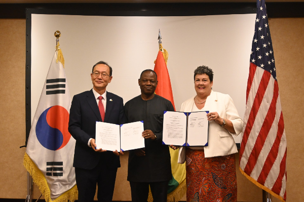 코이카와 미국 질병통제예방센터(CDC)가 협력해 아프리카 최초로 가나 전역에 감염병 대응 체계 구축을 확대할 계획이다. 지난 17일(현지시각) 서아프리카 가나 수도 아크라에 위치한 캠핀스키 호텔에서 개최된 '가나 전역 글로벌보건안보구상 이행을 통한 보건안보 역량강화 사업'의 업무협조 약정(MOU) 교환식에서 (왼쪽부터) 박경식 주가나 대한민국 대사·패트릭 쿠마-아보아계 가나 보건청장·버지니아 팔머 주가나 미국 대사가 기념사진을 촬영하고 있다. /사진=코이카 