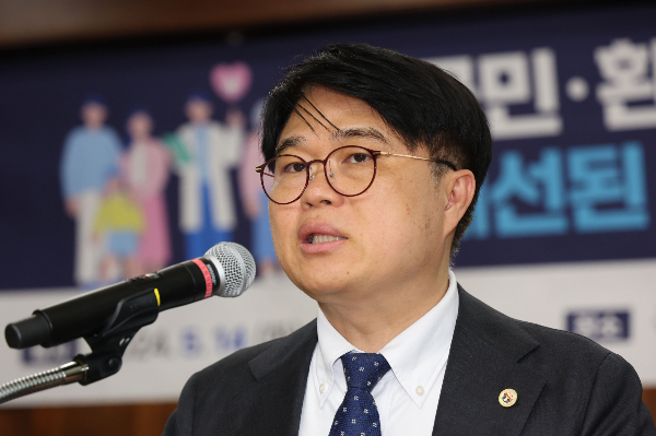 임현택 대한의사협회 회장이 의과대학 증원과 관련해 '윤석열 대통령과의 일대일 생방송 토론'을 제안했다. 임 회장이 지난 14일 오후 서울 여의도 국회 도서관에서 열린 '국민·환자들이 원하는 개선된 우리나라 의료시스템' 공청회에서 인사말을 하고 있다. /사진=뉴시스