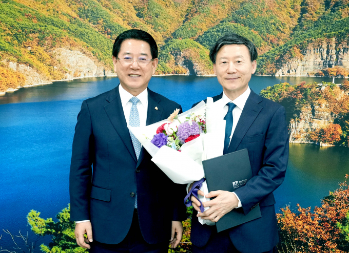 김영록 전라남도지사(왼쪽)가 20일 도청 접견실에서 범희승 제2대 전남인재평생교육진흥원장에게 임명장을 수여하고 기념촬영을 하고 있다. /전남도