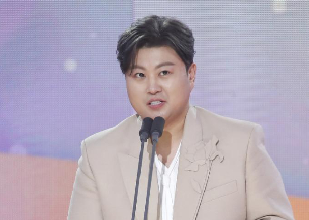 음주운전과 뺑소니 혐의 등으로 수사를 받고 있는 트로트 가수 김호중(33)이 출국금지 조처됐다. 사진은 지난달 12일 서울 마포구 상암동 SBS 프리즘타워에서 열린 '트롯뮤직어워즈 2024'에서 '최고의 가수상'을 수상한 가수 김호중. /사진=뉴스1