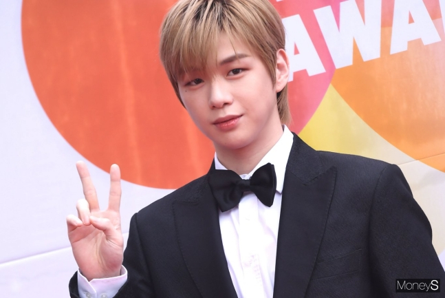 가수 강다니엘이 소속사 커넥트엔터테인먼트 대주주를 상대로 형사 고소를 제기했다. 사진은 지난 2022년 서울 송파구 잠실종합운동장에서 열린 '2022 K 글로벌 하트 드림 어워즈' 레드카펫 행사에 참석한 가수 강다니엘. /사진=장동규 기자