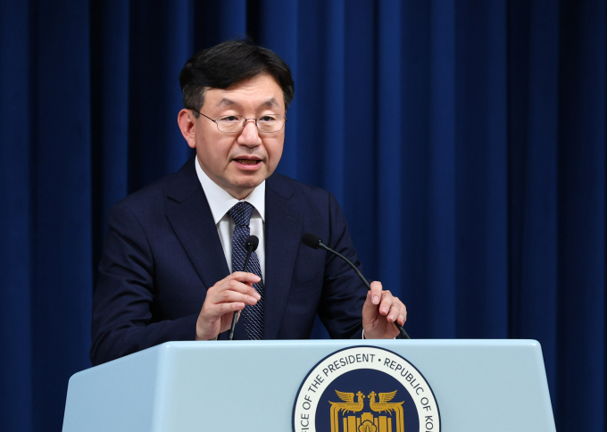 성태윤 대통령실 정책실장이 해외직구 금지 철회 논란에 대해 사과의 말을 전했다. 사진은 성 정책실장이 20일 서울 용산 대통령실 청사에서 해외 직구 정책 관련 브리핑을 하는 모습. /사진=뉴시스 