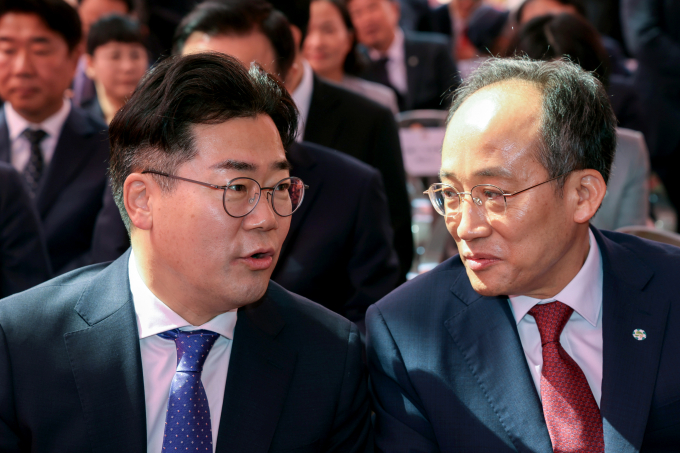여·야 원내대표가 20일 서울에서 김진표 국회의장과 함께 오찬 회동을 했다. 사진은 추경호 국민의힘 원내대표(오른쪽)와 박찬대 더불어민주당 원내대표가 지난 15일 서울 종로구 조계사에서 불기 2568년 부처님오신날 봉축법요식에 앞서 대화를 나누는 모습. /사진=뉴시스 