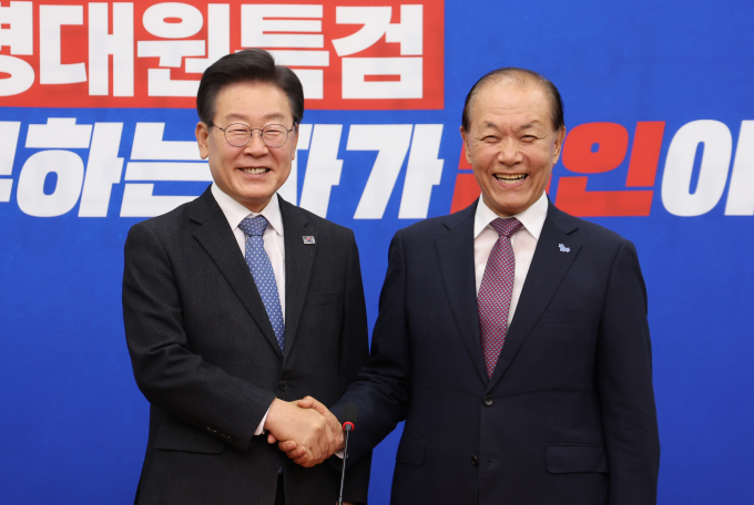 황우여 국민의힘 비상대책위원장이 20일 이재명 더불어민주당 대표를 만났다. 사진은 황 위원장(오른쪽)이 20일 서울 여의도 국회에서 이 대표를 예방해 악수를 나누는 모습. /사진=뉴시스