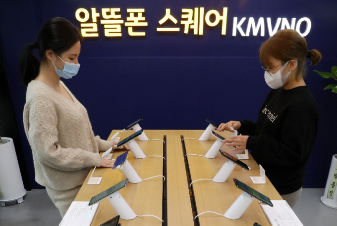 서울 서대문구 서대문역에 위치한 알뜰폰 스퀘어에서 직원들이 핸드폰을 소독 및 정리하고 있다.  /사진=뉴스1