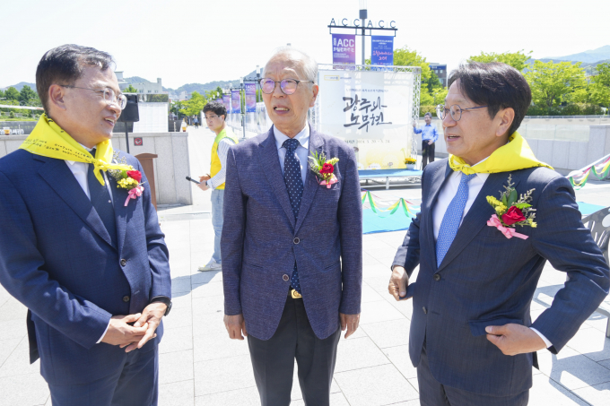 강기정 광주광역시장(오른쪽)이 20일 오전 동구 국립아시아문화전당 플라자브릿지에서 열린 ‘고 노무현 전 대통령 서거 15주기 추모 사진전 개막식’에 참석해 정찬용 전 청와대 인사수석(가운데), 김삼호 노무현재단 광주지역위원회 상임대표(왼쪽)와 대화를 나누고 있다./광주광역시 제공