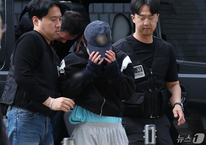 서울 강남역 인근 건물 옥상에서 자신의 여자친구를 살해한 혐의를 받는 20대 남성 최 모 씨가 8일 오후 서울 서초구 서울중앙지법에서 열린 구속 전 피의자 심문(영장실질심사)에 출석하고 있다. 최 모 씨는 과거 대학수학능력시험에서 만점을 받은 의대생인 것으로 알려졌다. 2024.5.8/뉴스1 ⓒ News1 김민지 기자