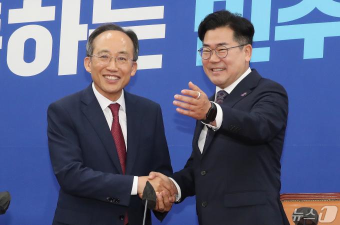 추경호 국민의힘 원내대표가 13일 오전 서울 여의도 국회에서 박찬대 더불어민주당 원내대표를 예방하고 있다. 2024.5.13/뉴스1 ⓒ News1 임세영 기자