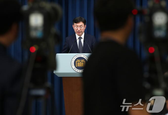 성태윤 정책실장이 20일 용산 대통령실 청사에서 해외 직구 정책 관련 브리핑을 하고 있다. 2024.5.20/뉴스1 ⓒ News1 오대일 기자