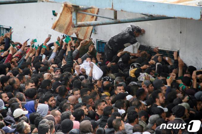 18일(현지시간) 가자지구 가자시티에서 위기 수준의 기아에 직면한 팔레스타인인들이 UNRWA 창고에 구호물자를 받기 위해 구름떼처럼 모여들었다. 2024.03.18/ ⓒ 로이터=뉴스1 ⓒ News1 권진영 기자