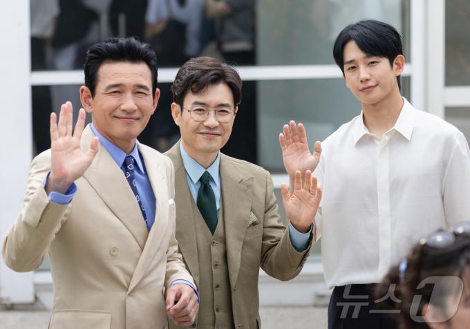 [사진] [칸영화제]'베테랑2' 칸 포토콜, 인사하는 황정민, 류승완, 정해인