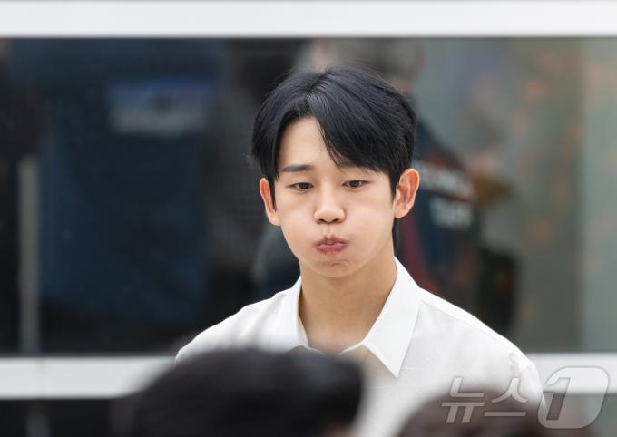 [사진] [칸영화제]'베테랑2' 칸 포토콜, 입장 전 심호흡하는 정해인