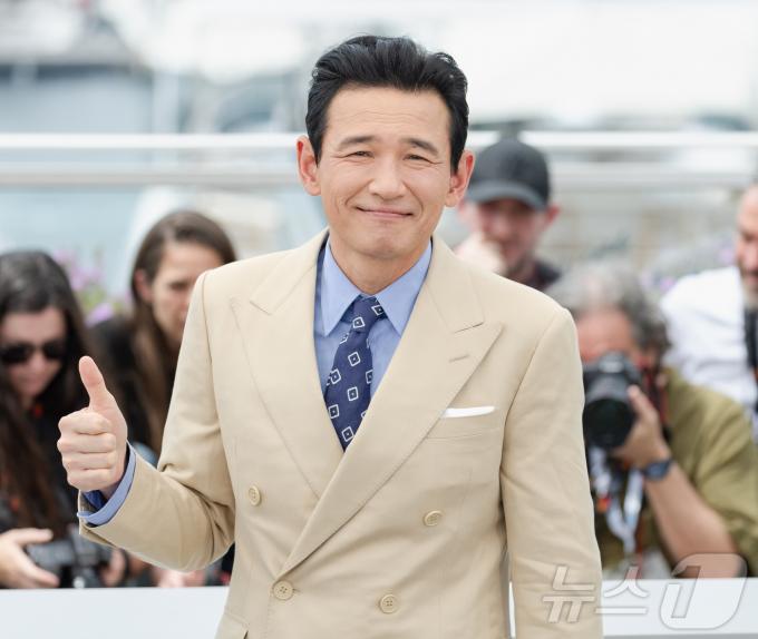 [사진] [칸영화제] ‘베테랑2’ 포토콜, 포즈 취하는 황정민