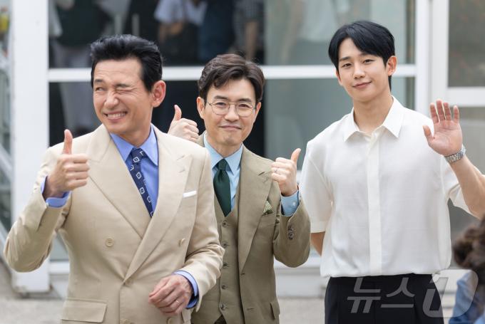 [사진] [칸영화제]'베테랑2' 칸 포토콜, 인사하는 황정민, 류승완, 정해인