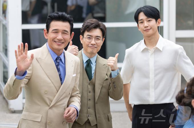 [사진] [칸영화제]'베테랑2' 칸 포토콜, 인사하는 황정민, 류승완, 정해인