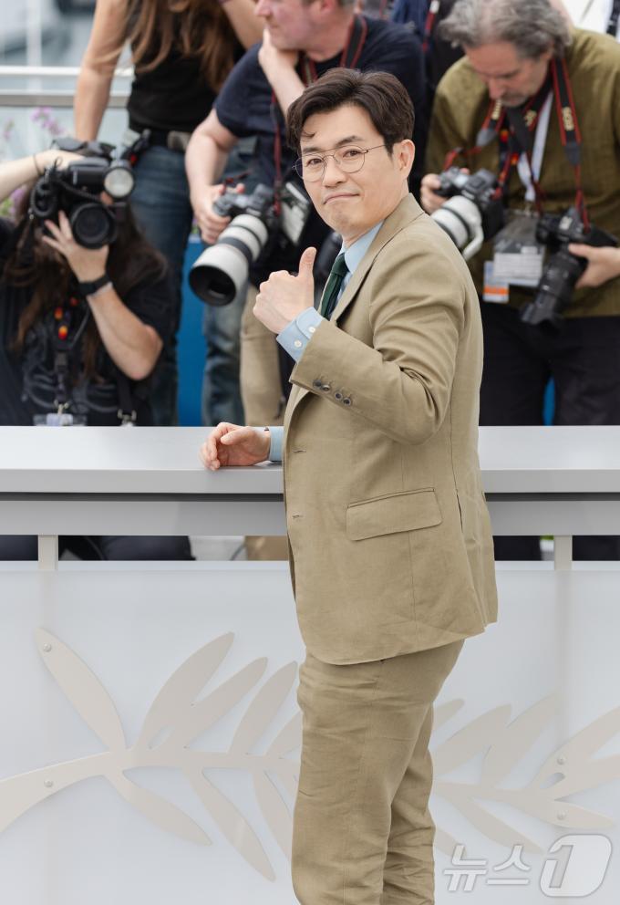 [사진] [칸영화제] ‘베테랑2’ 포토콜, 포즈 취하는 류승완