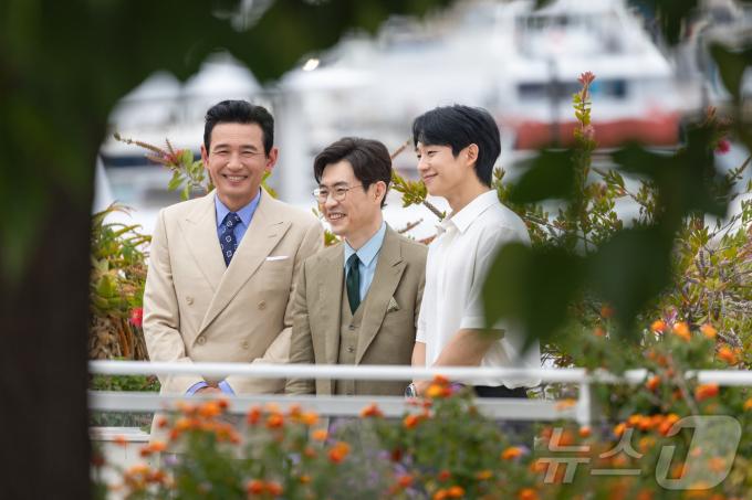 [사진] [칸영화제]'베테랑2' 주역들 칸 입성, 기념 촬영하는 류승완, 황정민, 정해인