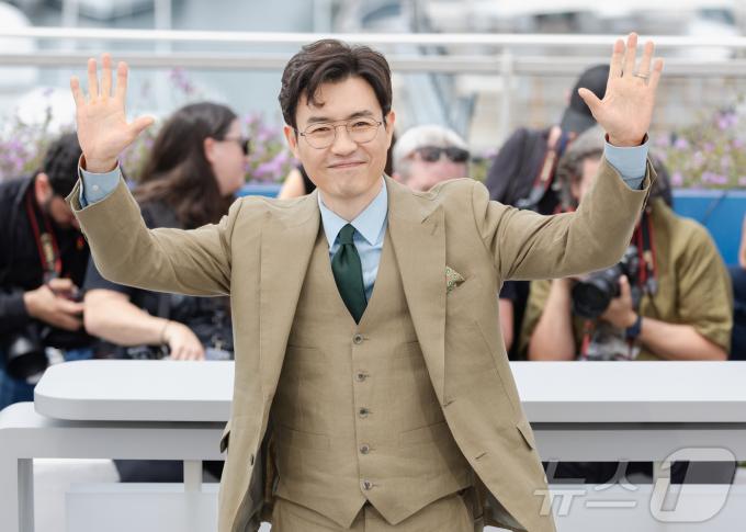 [사진] [칸영화제] ‘베테랑2’ 포토콜, 인사하는 '액션 키드' 류승완