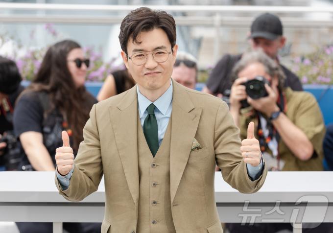 [사진] [칸영화제] ‘베테랑2’ 포토콜, 인사하는 '액션 키드' 류승완