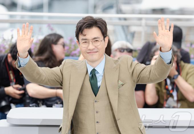 [사진] [칸영화제] ‘베테랑2’ 포토콜, 포즈 취하는 류승완