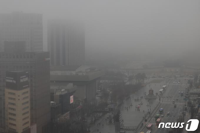 서울 종로구 광화문 일대가 짙은 안개로 덮여 있다. 2024.2.19/뉴스1 ⓒ News1 민경석 기자