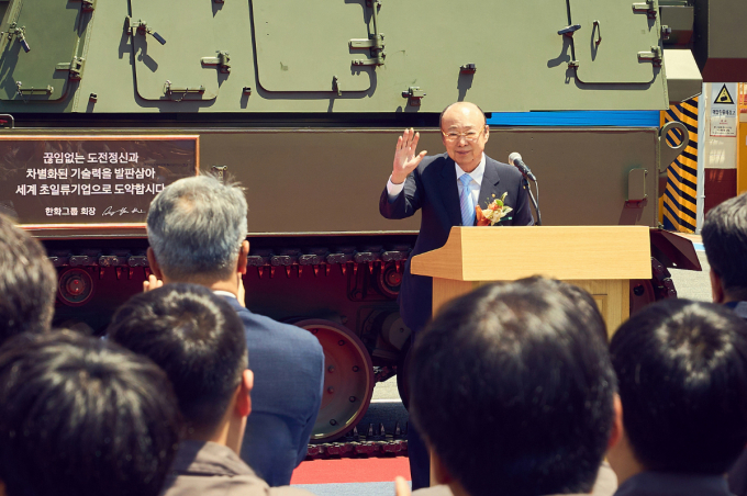 김승연 한화그룹 회장이 지난 20일 한화에어로스페이스 방산 부문 창원사업장을 방문했다. 사진은 직원들에게 손인사를 하는 김 회장. /사진=한화그룹 제공