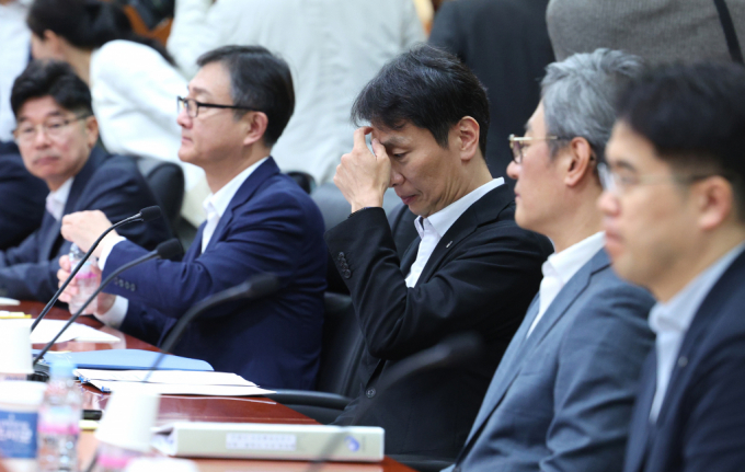  이복현 금융감독원장이 18일 오전 서울 여의도 금융투자협회에서 열린 기업과 주주행동주의 상생·발전을 위한 간담회에서 생각에 잠겨 있다. /사진=뉴스1