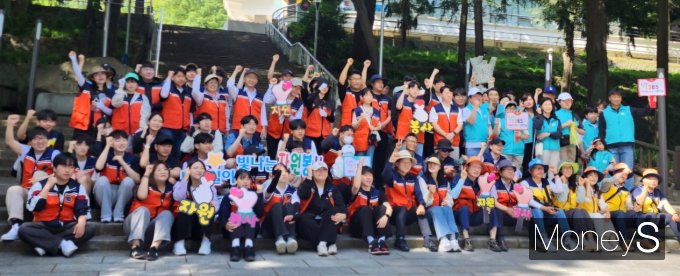  KT임직원과 가족, 광주시 자원봉사 기업협의체 5개 기관 관계자들은 지난 18일 걸음기부 캠페인 '빛나는 워킹 기부 챌린지'출범식을 갖고 기념촬영을 하고 있다./사진=KT전남·북광역본부 제공.
