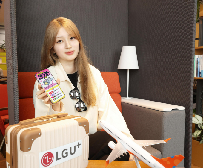 LG유플러스는 휴가철 해외여행 고객들을 위한 고객센터 앱 ‘당신의U+’ 앱에 신규 기능을 추가하고, 이에 대한 이벤트를 진행한다고 21일 밝혔다. 사진은 LG유플러스 직원이 ‘당신의 U+ 새로고침’ 이벤트를 소개하는 모습./사진=LG유플러스