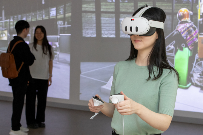 관람객이 홍익대학교 홍익 AI 뮤지엄에서 확장현실 기기로 KT가 조성한 초실감형 3D 백남준아트센터를 감상하고 있다. /사진=KT