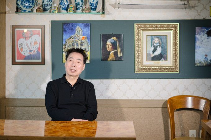한정식 전문점 남도한상 한정식집의 염대수 대표는 시니어 세대 재취업을 위해 '시니어경제활동지원협의회'를 설립했다. 사진은 인터뷰 중인 염 대표의 모습. /사진=마케팅라운지 제공