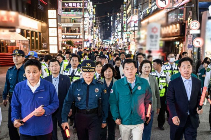 이재준 수원시장(오른쪽 두번째)이 20일 저녁 연쇄성폭행범 박병화 거주지역을 경찰 관계자, 국회의원 등과 함께 순찰하고 있다. / 사진제공=수원특례시
