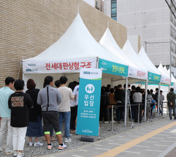  아파트 분양 희망자들이 17일 개관한 '오산세교 한신더휴' 견본주택에 입장하기 위해 줄을 서있다. / 사진제공=한신공영