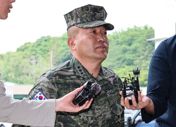 채상병 사망 사건 수사 외압 의혹 피의자 중 한명인 김계환 해병대 사령관이 21일 고위공직자범죄수사처(공수처)에 출석하는 길에 만난 기자들의 질문에 아무런 답도 하지 않았다. 사진은 김 사령관이 21일 경기 과천시 정부과천청사 공수처에 채상병 사건 수사 관련 조사를 받기 위해 출석하는 모습. /사진=뉴스1