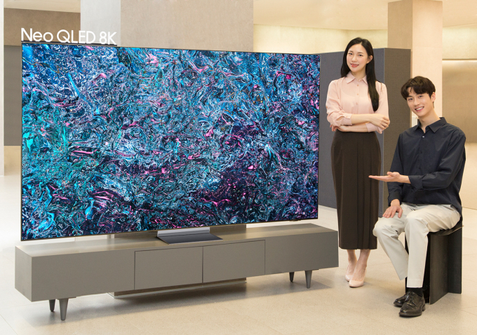 삼성전자 모델이 역대급 성능의 '3세대 AI 8K 프로세서'를 탑재한 2024년형 네오 QLED 8K TV 신제품을 소개하고 있다. / 사진=삼성전자