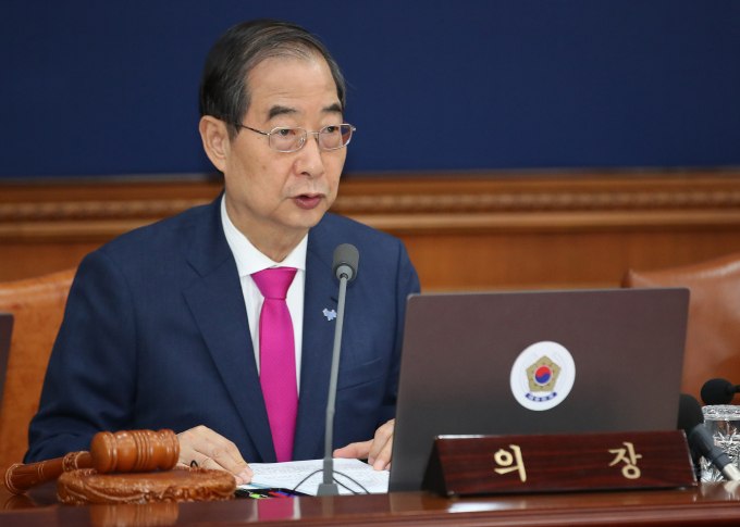 한덕수 국무총리가 21일 국무회의에서 채상병 특검법 재의요구안(거부권)을 의결하며 "오늘(21일) 국무회의에서는 국무위원들과 함께 본 법안에 대한 국회 재논의를 요구하는 안건을 심의하고 그 결과를 대통령께 건의하겠다"고 밝혔다. 사진은 한 총리가 21일 서울 종로구 정부서울청사에서 열린 국무회의에서 발언하는 모습. /사진=뉴스1