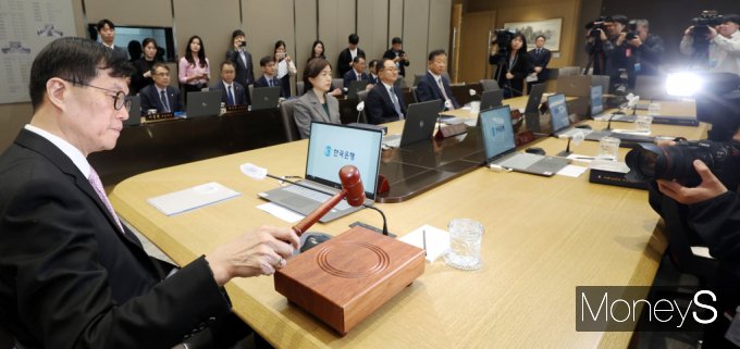 기준금리를 결정하는 금융통화위원회 정례회의가 12일 서울 중구 남대문로 한국은행에서 진행된 가운데 이창용 한은 총재가 의사봉을 두드리고 있다.  /사진=임한별 기자