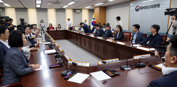 21일 세종시 정부세종청사에서 열린 최저임금위원회 제1차 전원회의에서 공익, 사용자, 근로자 위원들이 회의 시작을 기다리고 있다. / 사진=뉴시스 강종민 기자