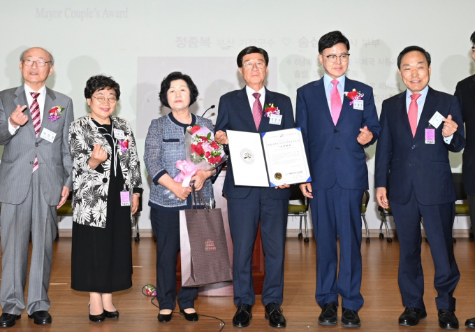 올해의 군수 부부상을 수상한 정종복 기장군수(오른쪽 세번째)와 부인 송삼선 여사(오른쪽 네번째)/사진=정종복 군수