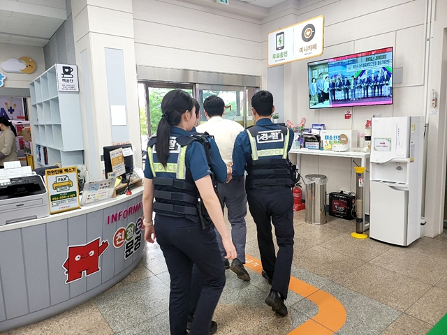 지난 20일 문경시청 1층 종합민원과에서 경찰 관계자들이 특이민원 발생 대비 모의훈련에 참여했다./사진제공=경북 문경시