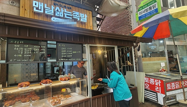 예천군 관계자가 한 식당을 찾아 바가지요금 근절을 위한 협조를 요청하고 있다./사진제공=경북 예천군 