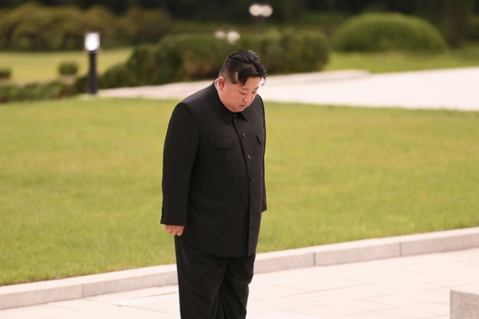 김정은 북한 국무위원장이 에브라임 라이시 이란 대통령 사망 사고와 관련해 무하마드 모크베르 제1부통령에게 애도의 뜻을 전했다. 사진은 스승 현철해 사망 2주기를 맞아 헌화하는 김정은의 모습. /사진=뉴스1