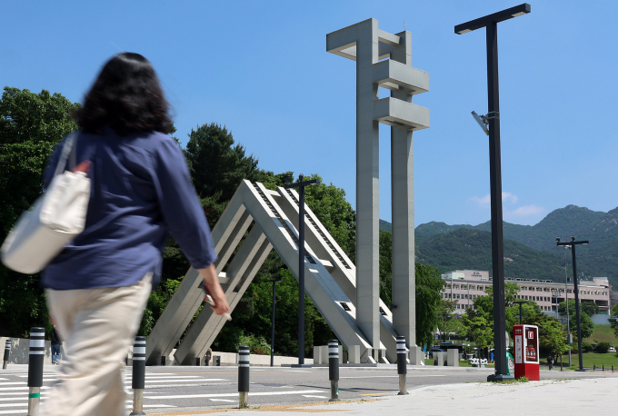 서울경찰청 사이버수사과가 21일 졸업사진으로 음란 합성물 만든 '서울대 N번방' 5명이 검찰로 송치됐다고 밝혔다. 사진은 21일 서울 관악구 서울대학교 정문의 모습. /사진=뉴스1
