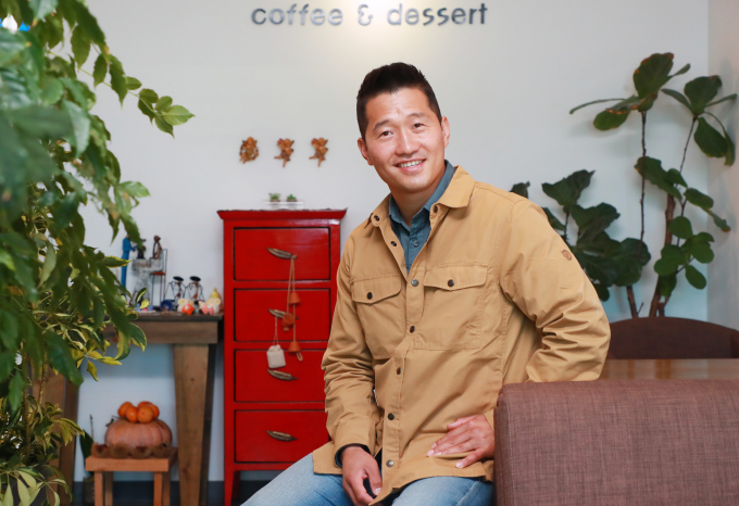 강형욱 훈련사가 갑질 논란에 휩싸인 가운데 훈련비 입금이 늦으면 개의 밥을 굶겼다는 주장이 제기됐다. 사진은 지난해 2021년 '개는 훌륭하다' 100회 당시 모습/사진=머니투데이
